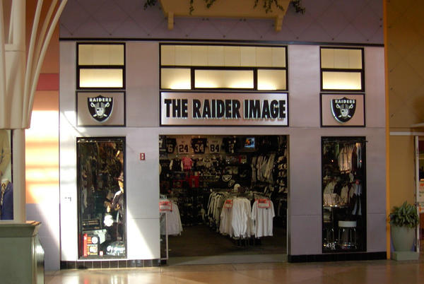 BlackFoxRaider's tweet image. @RAIDERS was there on vacation in '07 and would have loved to meet those great #Raiders! #RaiderImage #OntarioMills