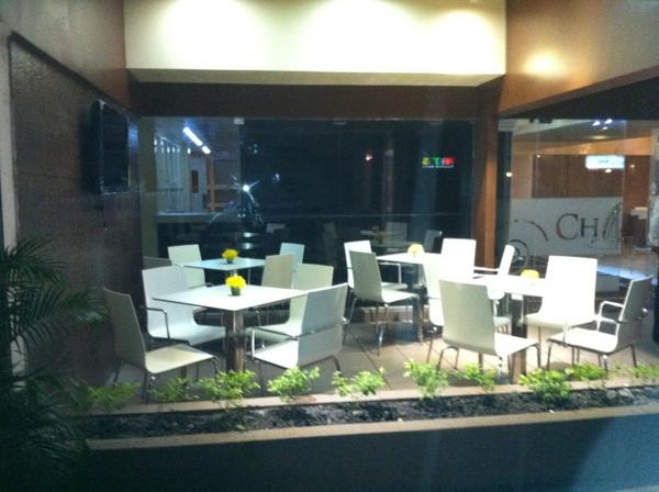 MelisaGuzmanTV's tweet photo. Parte de los cambios en @ChocoaRD ahora la terraza es mas amplia y tenemos una pantalla para los juegos!! Jeje http://t.co/gQ3bTtWV