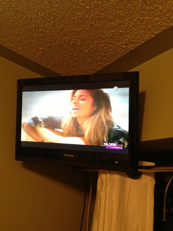 LOGANX100's tweet image. Shoutout to @Anjulie though... Shes all over the radio and tv #100DEEP