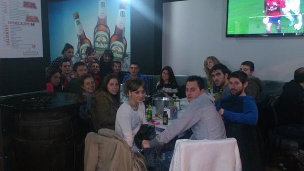 lorenaluengo9's tweet photo. De cerveceo con @Elenaperez91 @Natalie_am3 @victorperest @SaraLlamas10 @zlatanmorenovic @santyykovic y etc..... http://t.co/X5yqCZfR