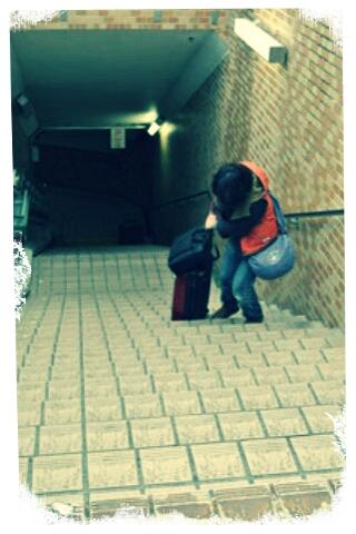 all__for__one's tweet photo. 手伝ってあげたほうがいいのかななんて考える間もなく体が勝手に動きだす、そこに恥ずかしさや人の目なんて関係ない。それが親切。困ってる人が目の前にいるのに迷ってる時間なんて「ない」 http://t.co/X8Mq5tPj