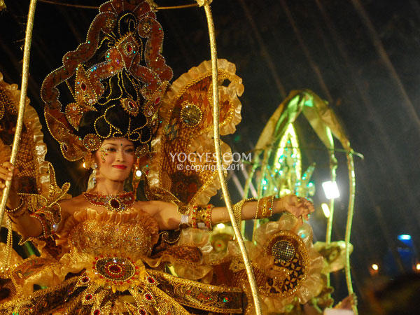 RT @amarelo_hotel: Agenda tahunan Solo Batik Carnival.