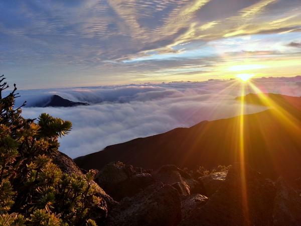 dustinb222's tweet photo. Took this beautiful sunrise shot at the top of Haleakala in Hawaii with my S3 using HDR.  Love my S3! @SamsungMobileUS http://t.co/bnQTlB1C