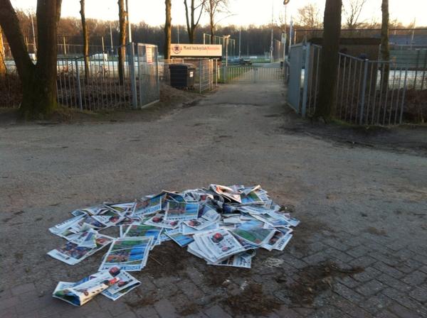 Kadootje voor de hockeyclub? De poort was zeker dicht? <a href="/shertogenbosch/">'s-Hertogenbosch</a> #maliskamp #rosmalen @wijkag_roszuid