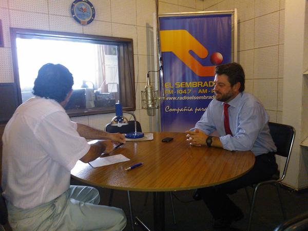 Nvos_Imposibles's tweet photo. .@Orrego en Radio El Sembrador "Una de las cosas buenas de recorrer Chile es escuchar a los chilenos" http://t.co/4ZI6helg