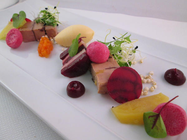 _Infini's tweet image. Nieuw voorgerecht menu biologische ganzenlever/bietjes/popcorn/gember/wortel/chocolade