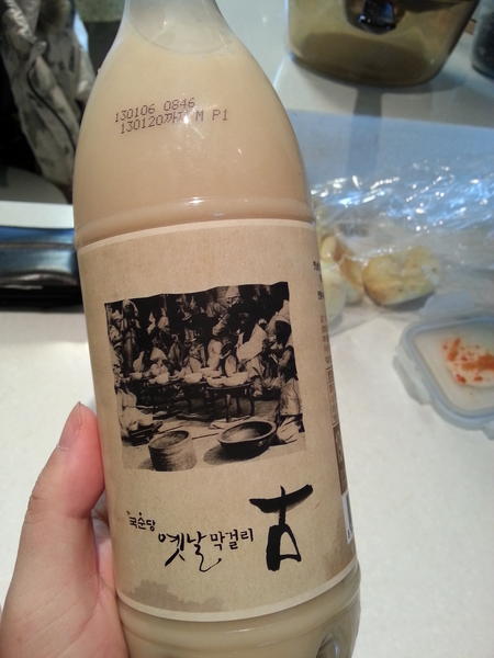 xeriusrouge's tweet photo. 맛과 취향을 떠나 양조하시는 분들이 고민하고 참조해야할 막걸리. 일단 도정을 덜하고 곡물향과 누룩맛을 살렸고 아스파탐의 단맛이 없다. http://t.co/ElbCVK8u