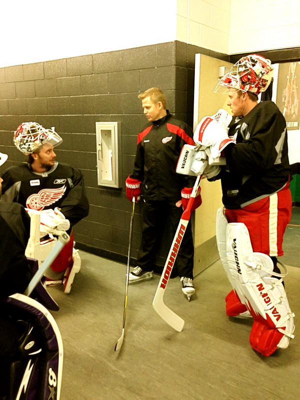 NMUHockeyKat's tweet image. JIMMMMMAYYY!!! #JimmyHowardFanClub #ChicagoChapter “@DetroitRedWings: Howie and the Monster get loose with Ozzie! http://t.co/OHjXWupx”