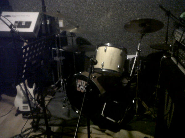 TheNutLow's tweet photo. Preparando el concierto del 26!!! #thenutlowlive estamos que nos salimos http://t.co/Sqf6Aw01