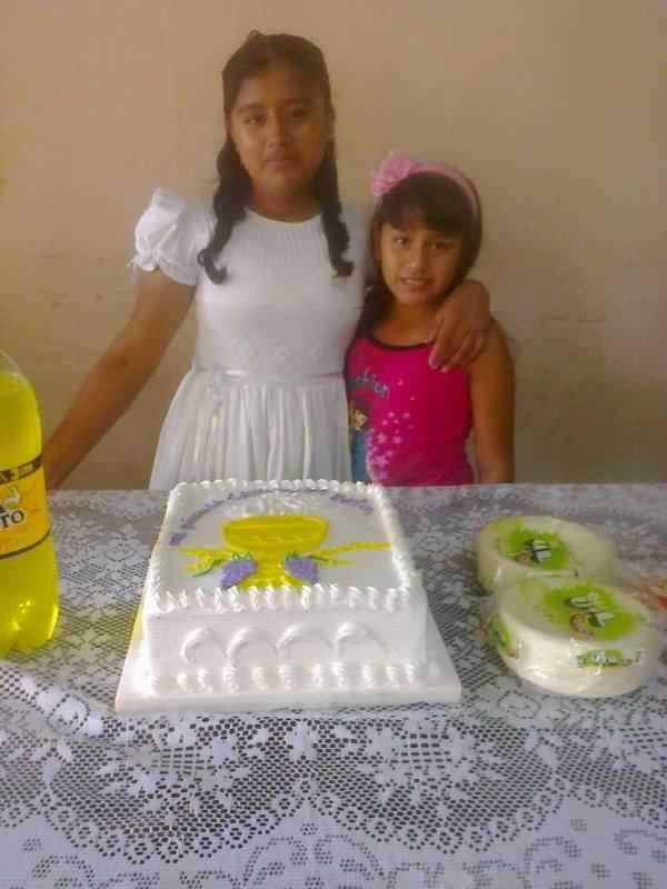 82Xavier's tweet photo. Mi sobrina en su primera comunion con mi hija http://t.co/78cSJfKj