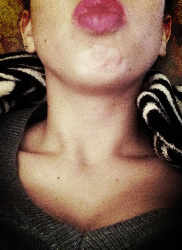 SkinnybyS's tweet photo. Collar bones are becoming more noticeable 😊 http://t.co/1t679TjD
