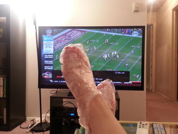 claraklee's tweet photo. DIY paraffin treatment and sportscenter. #glam #yepthatssaranwrapandtape #procrastination http://t.co/CmwzpZLw