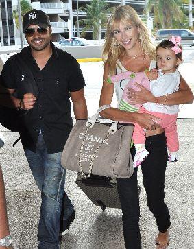 LFNoticias's tweet photo. 1 hermosa familia<3 q dios los bendiga y les permita seguir adelante @luisfonsi @AguedaLopez21 ,mika esta hecha 1 reina http://t.co/gBtPJoc9