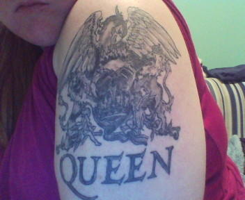 تويتر \\ Dr. Brian May على تويتر: "@jamesmielke There are a few versions of  the Queen crest. Freddie\