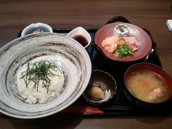 g525792's tweet photo. ｶﾆ身丼 社長さんに聞いて行った。ご飯の上に山芋、ｶﾆ身二種、鶉卵、最後に特製ポン酢で混ぜご飯に♪ http://t.co/Io5bDA0D