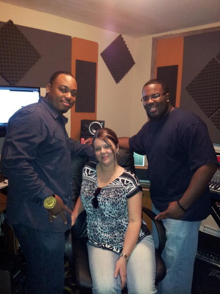 Ojizzle_23's tweet photo. @OMGPRAISE artist @SongBird_4God with @biggcinch &amp; @Ojizzle_23 @ Hit Vault Studios leaving our legacy one hit at a time http://t.co/vzEUsZ4M