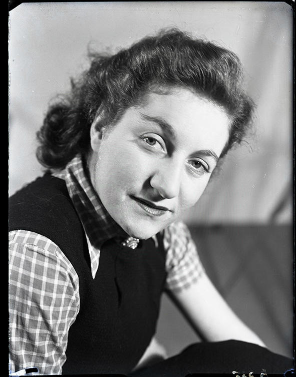 BC in the picture: Geboortedag fotografe Emmy Andriesse (14 januari 1914-20 februari 1953) socrates.leidenuniv.nl/R/-?func=dbin-…