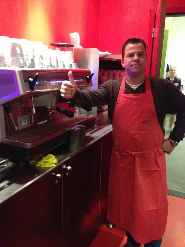 Samen met <a href="/Moorske/">Koen Moors</a> koffie maken voor 300 man bij de rooi pannen in Eindhoven! Go Hein..!!