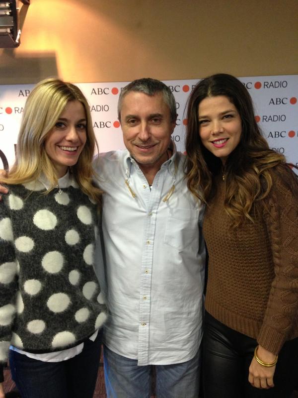 Pedazo visita que hemos tenido hoy: #alexandrajimenez y <a href="/juana_acosta/">Juana Acosta</a>.Guapas y llenas de talento. Les veis en Familia