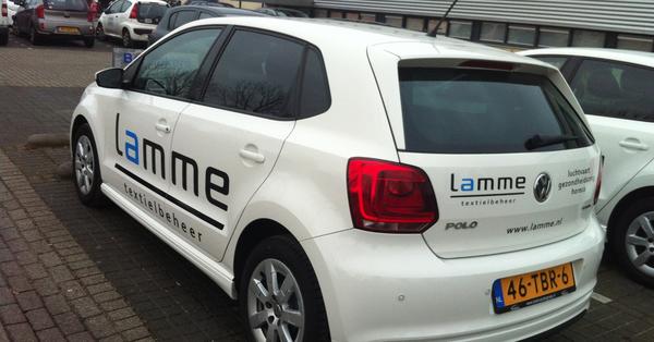 De eerste auto's met het nieuwe logo zijn afgeleverd <a href="/LammeGroep/">Lamme Textielbeheer</a>! Dank aan Groove Graphics!