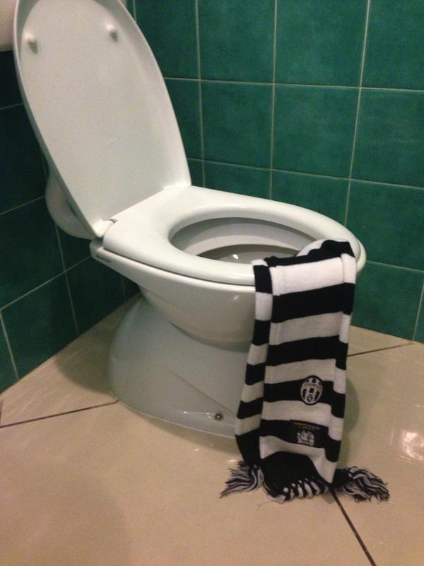 Antonio Fucito Ho Trovato Una Sciarpa Della Juve Nel Cesso Della Redazione Di Multiplayer It E Di Qualcuno Http T Co Cy6gadiv