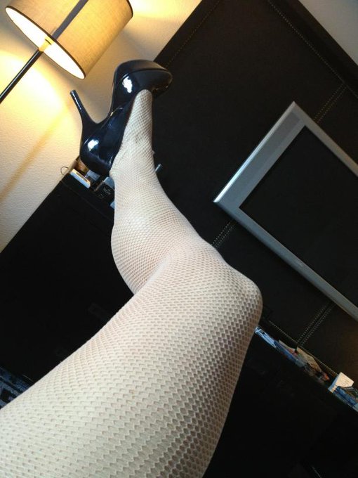 I'm wearing full pantyhose for today's shoot http://t.co/PC0TFwOf