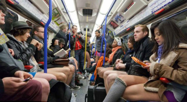 jujopraco's tweet photo. "@RevistaSemana: Miles de pasajeros viajan en metro sin pantalones http://t.co/bOg2heM1 http://t.co/w8zO8ozE"