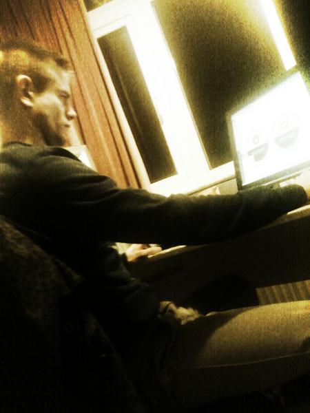 Ellie_sans's tweet image. #studentlife hard at work #graphicsproject #hottie