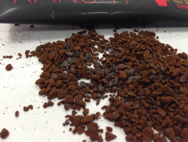 아침에 마시려고 뜯은 스틱형 원두커피 ... 그냥 물 부었으면 어쩔뻔했어 ... 화가난다 카x