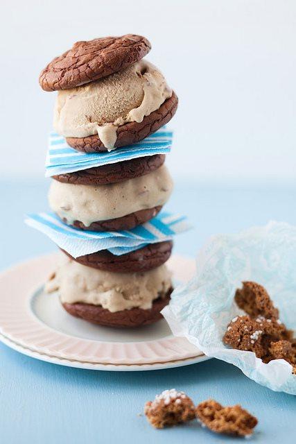 AMiroshkov's tweet photo. Cookies and Cream Ice Cream Sandwich https://t.co/KU9JMNSf3x