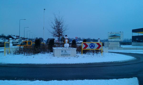 uwhovenier's tweet photo. Wat je al niet kan maken van een beetje sneeuw.... http://t.co/fzIiOzx3