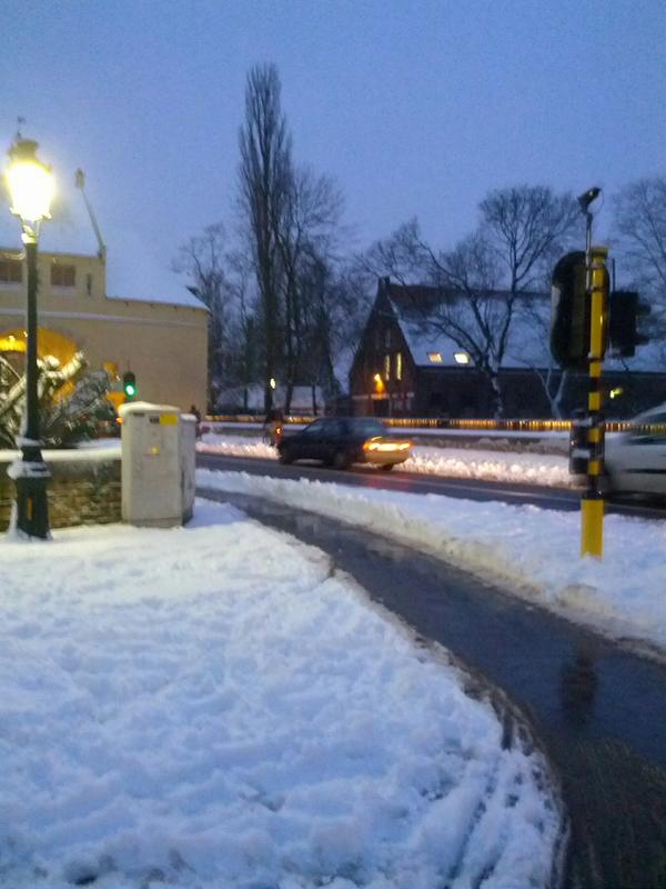 vreze's tweet photo. Deze morgen 6 km sneeuw vrij fietspad in #brugge thx sneeuwruimers! http://t.co/QogMiLN5