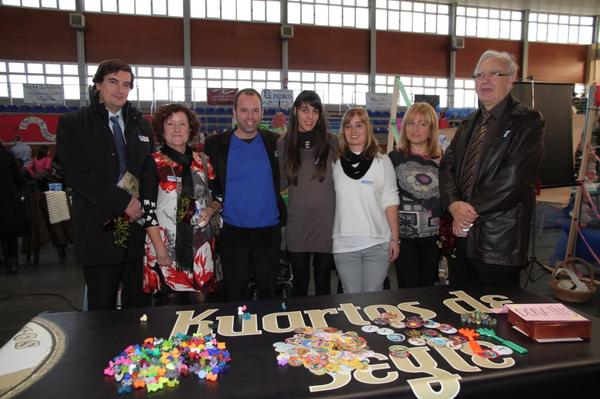 KuartosdeSegle's tweet photo. Al desembre vam estar a la Fira d'Entitats de #Guissona contribuint amb #LaMaratóTV3. Vam desenterrar tazos i gogos! http://t.co/9Ddaq13o