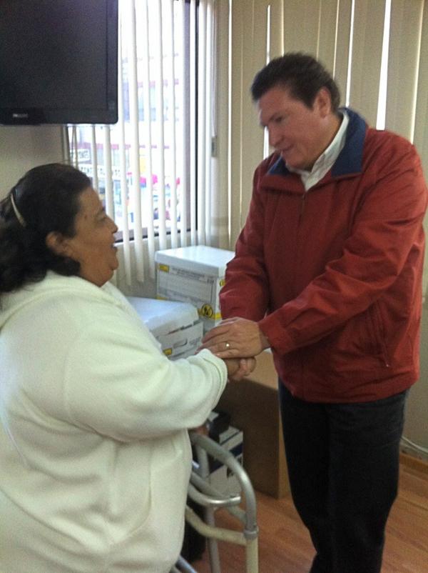 laloaguirrer's tweet photo. Sra. Mariana Becerra recibiendo del Dip @fitobonilla andador, prioridad desde campaña, Salud y Discapacidad. http://t.co/fCU4M9wo