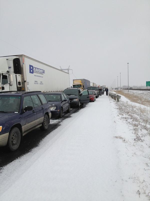 KathDucharme's tweet photo. Ne pas prendre l'autoroute 10 !! Sorties de route et carambolage direction ouest entre la 35 et la 30 ! http://t.co/GWArxFws