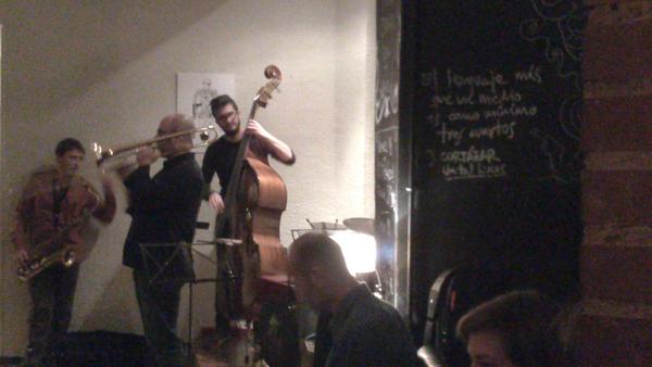 olgaaL's tweet photo. Com m'agrada acabar els dies així. Bona música, bons amics i birretes @RaulNuevoGasco @coratgeialegria http://t.co/4z5rsX5j