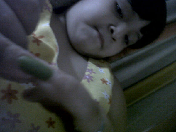 louispuk's tweet photo. pasando tiempo con mi hermanita ya que esta enfermita. Y me dice que quiere mis uñas :P http://t.co/no7QhPmKny