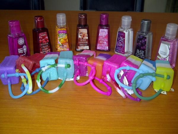 POCBAC_HOLDER's tweet photo. Pocketbac + holder 45rb saja, silahkan dipilih dg invite my pin 293C2511 :D #terupdate @IklanTerUpdate http://t.co/TF1eE8nH