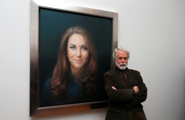 Trend_buzz's tweet photo. Kate Middleton’s First Official Portrait Glasgow-born artist Paul Emsley poses next to his o... http://t.co/VLuhlWvN http://t.co/TdNBUOfp