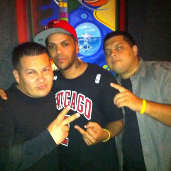 VIRENAMUSIC's tweet photo. @el_orio @rglockofficial @vitaxo trabajando duro y haciendo buena musica!! Att. VirenaMusic http://t.co/eErLPAWL