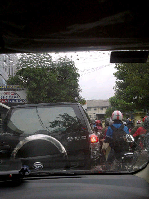 dimas35771's tweet photo. Joglo macet 1 jam tdk bergerak... http://t.co/85ad1TLi