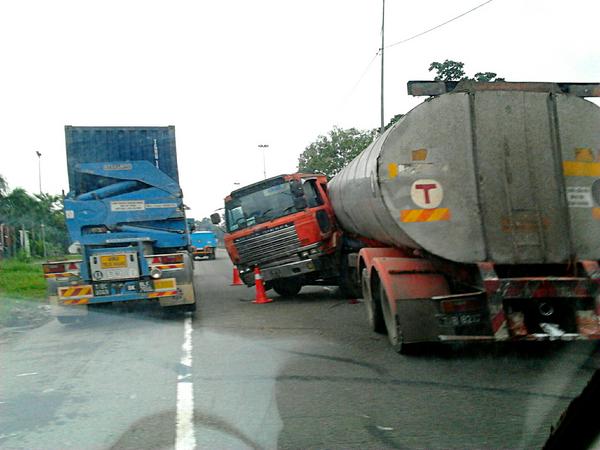 deqzam's tweet photo. Xcdent dpn shell telok gedong hala west port #klrb #klgtf http://t.co/mDYeZvjA