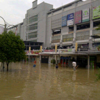 Donnyars's tweet photo. Giant Bekasi Banjir... http://t.co/KDMNIQax