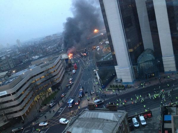 ROYAUME-UNI. Un hélicoptère s'écrase dans le centre de Londres BAt4idLCMAEk437