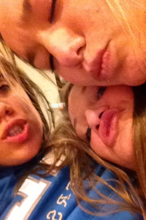 miayontz's tweet photo. #TweetAPictureYouCantExplain @angiegiaaa @baylienoel http://t.co/hpvOqmqI