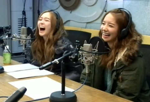 YoonTaeNy1's tweet photo. Yoona teach Alligator Sica the way to laugh :D http://t.co/9xtjgwkS