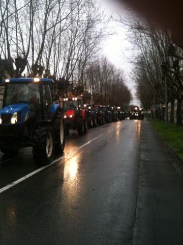 RT “<a href="/FDSEAVendee/">FDSEA Vendée</a>: Ceux du nord vendée arrivent ! 1000, 1200 tracteurs ? La roche bloquée ! #mobifnsea ”