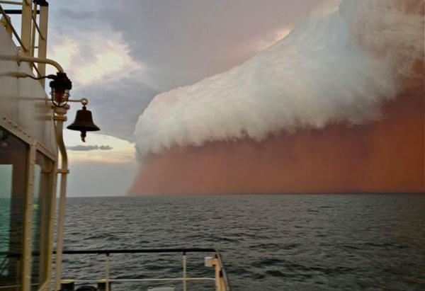 HugoWindowClean's tweet image. Picture of a dust storm as it travels across the ocean near Onslow, WA. theatlantic.com/infocus/2013/0…