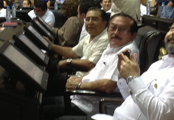 Yucataxis's tweet photo. RT @PedroOxte: es un gran orgullo pertenecer a la LX Legislatura del @CongresoYucatan #VotoDigital @LHeviaPRI http://t.co/tZCgBM9q