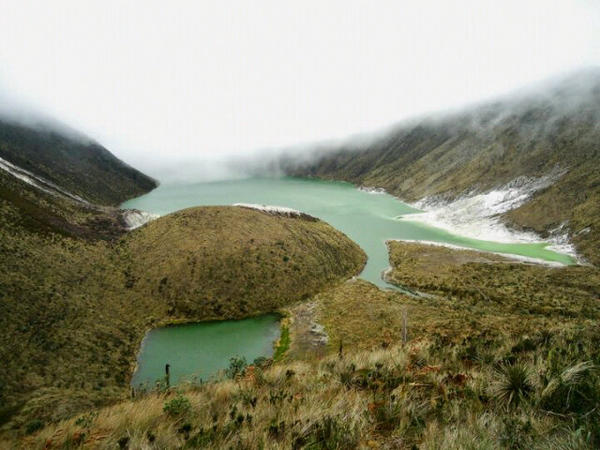 VolcanoEsportsG's tweet photo. @Karen_Tijeras Uno de mis viajes: 4000 msnm, 2 grados Centig. Laguna Verde - Volcán Azufral 2013 #MiercolesDePaisajes  http://t.co/nJwOxq0s